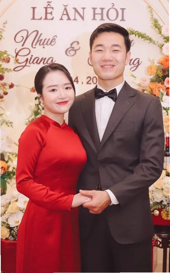 Bà xã Xuân Trường kín tiếng nhưng luôn ủng hộ chồng