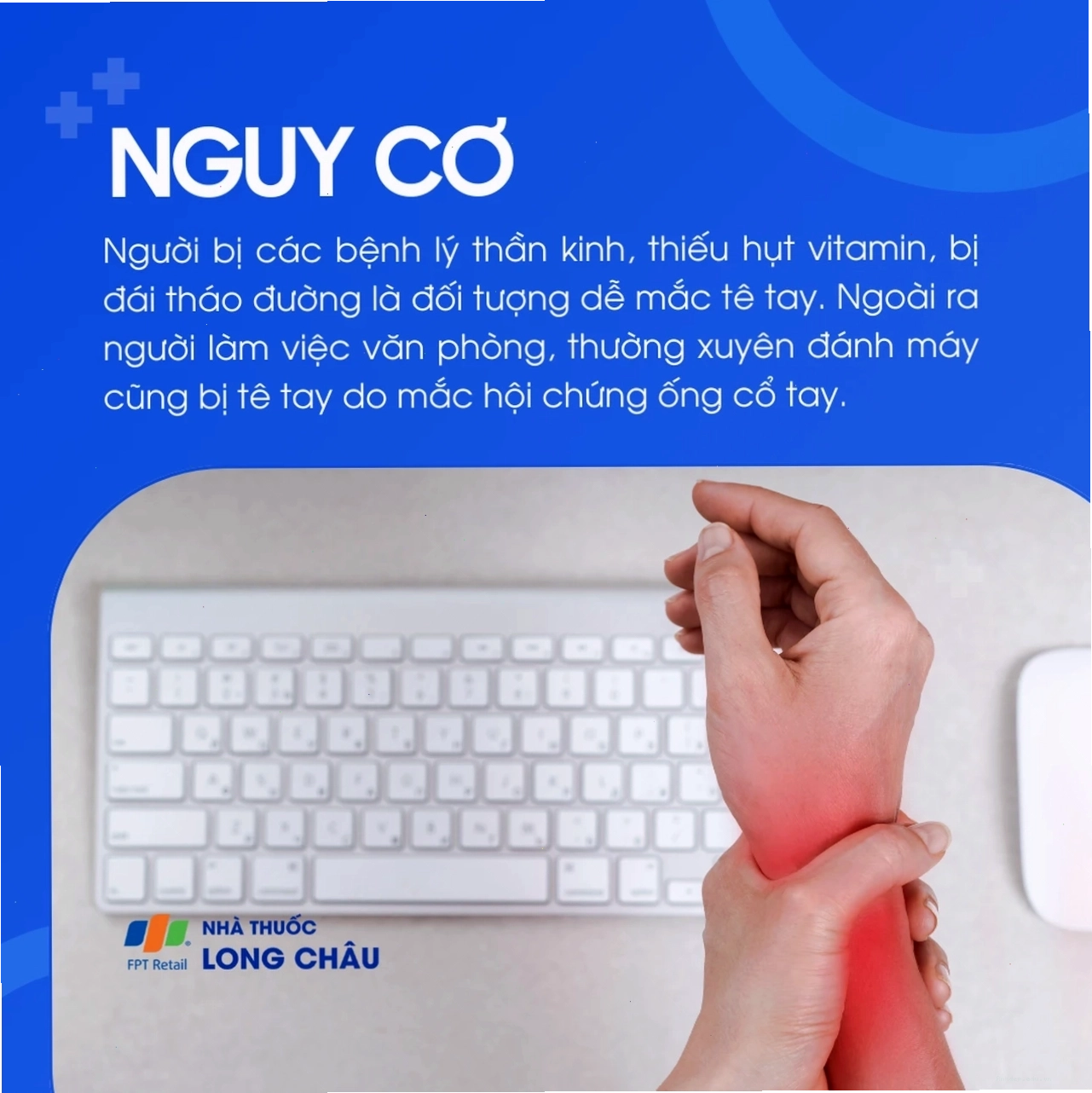 Bác sĩ đang khám cho bệnh nhân bị tê tay