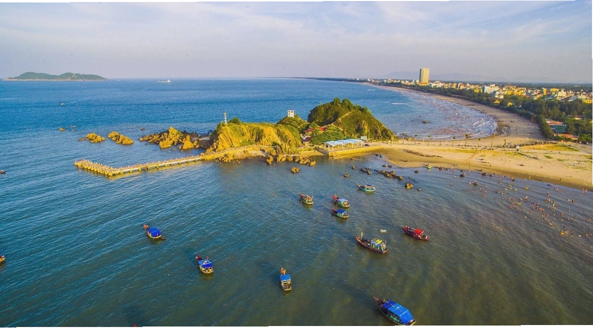 Bãi biển Cửa Lò Nghệ An với cát trắng và nước biển xanh
