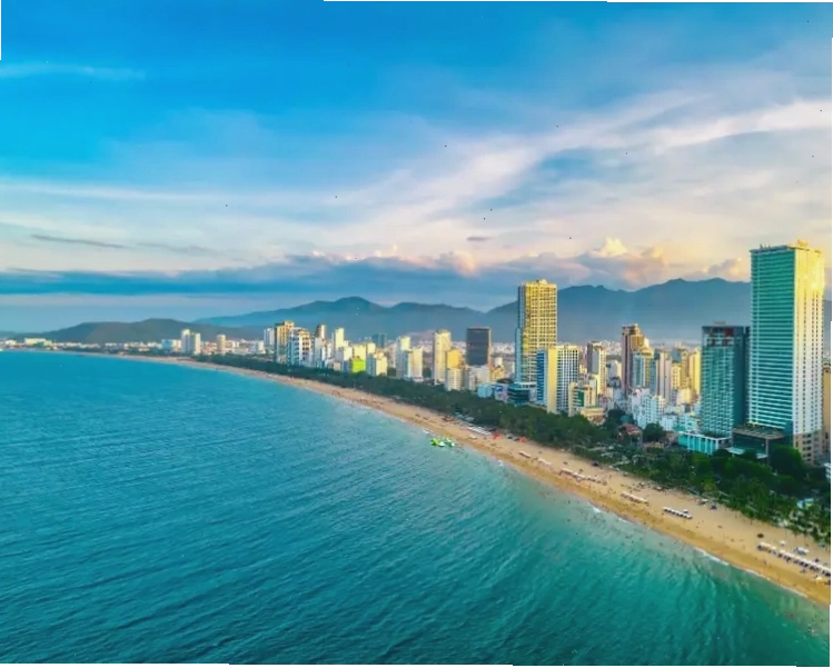 Bãi biển Nha Trang với bờ cát trắng dài và nước biển xanh ngắt