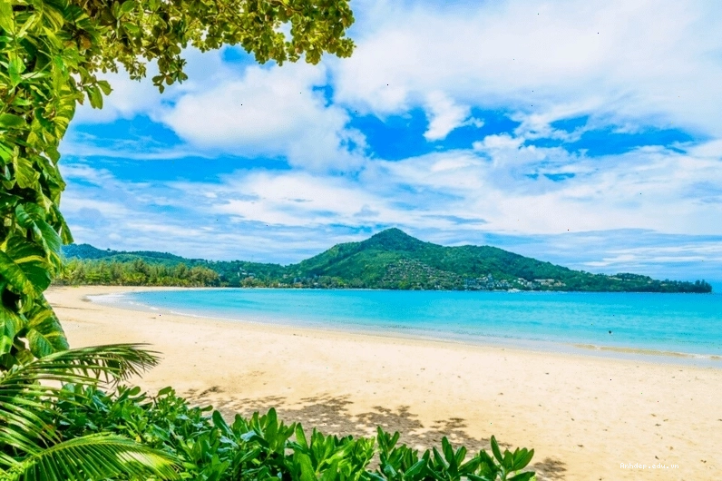 Bãi biển Tiên Sa mềm mại như một dải lụa