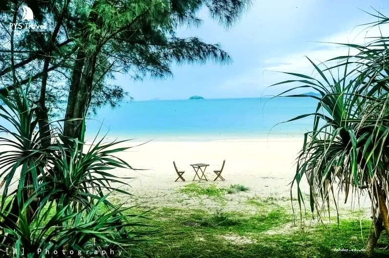 Bãi biển Tình Yêu Cô Tô với bờ cát trắng và làn nước trong xanh