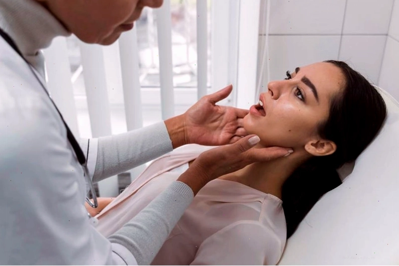 Bạn nên đi kiểm tra nếu triệu chứng ho ra đờm kèm mùi tanh không thuyên giảm