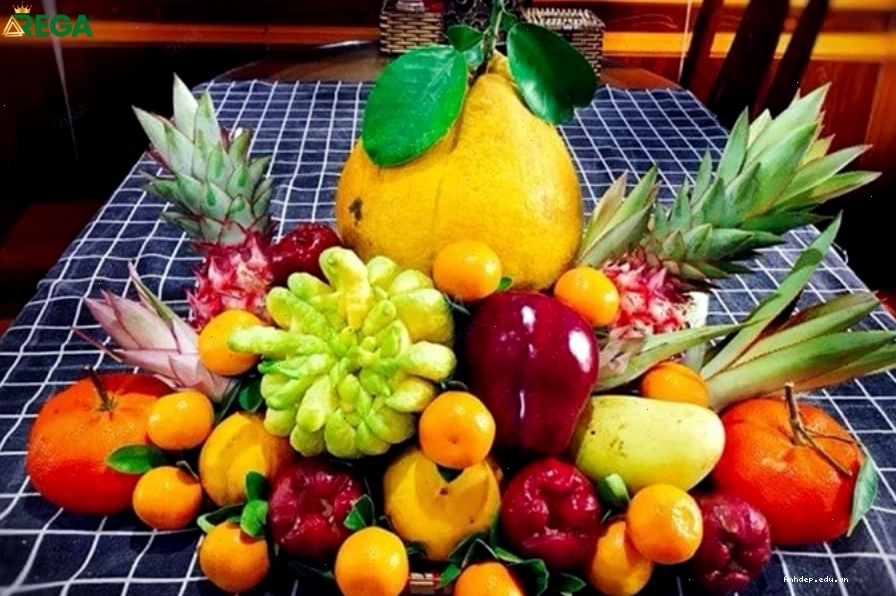 Bàn thờ Ông Địa Thần Tài với hoa và trái cây