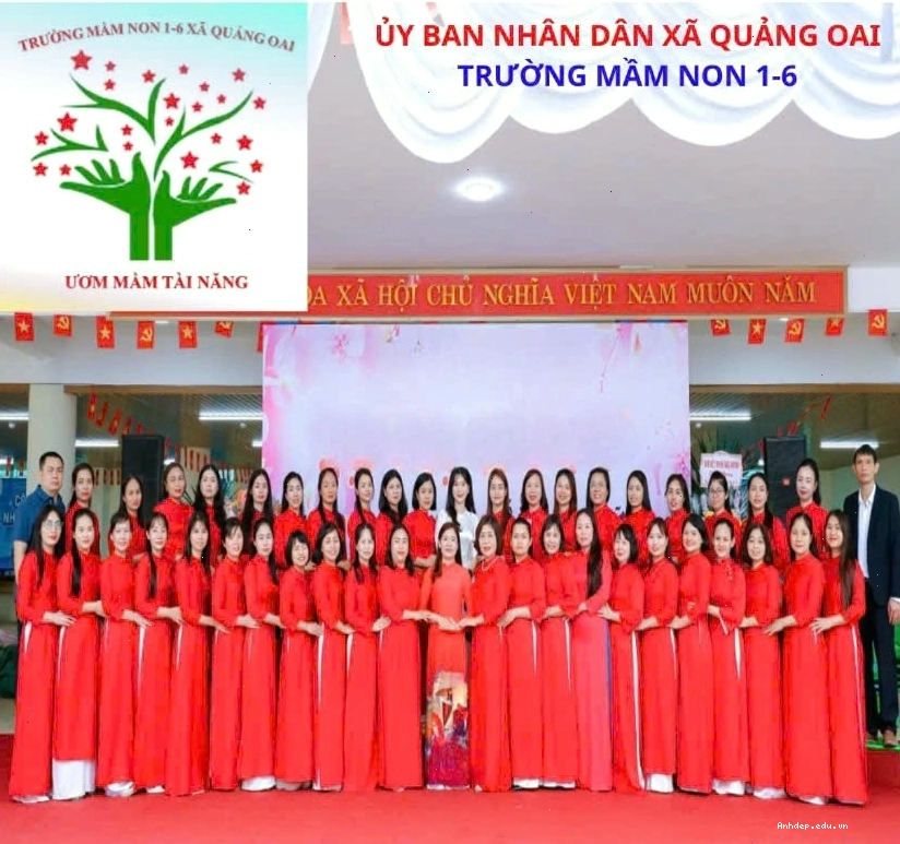 Bé gái đang say sưa tô màu thiệp 8/3