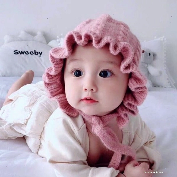 Bé gái đáng yêu đang chơi đùa với đồ chơi nhiều màu sắc
