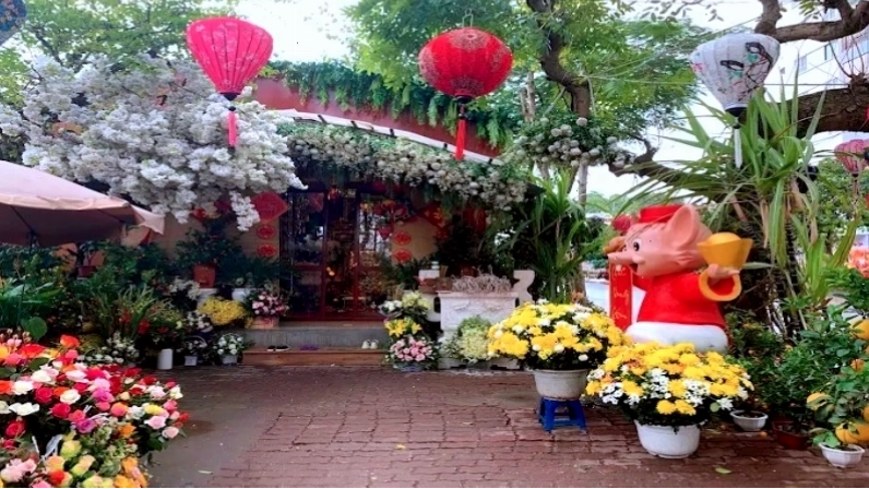 Bên trong Miếu Cô Bé Mai Hoa với các ban thờ được bài trí trang nghiêm