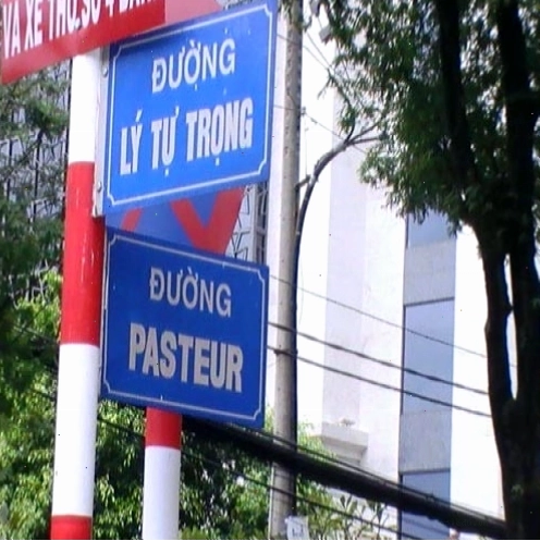 Biển báo giao thông với tên đường phố được thiết kế rõ ràng, dễ đọc