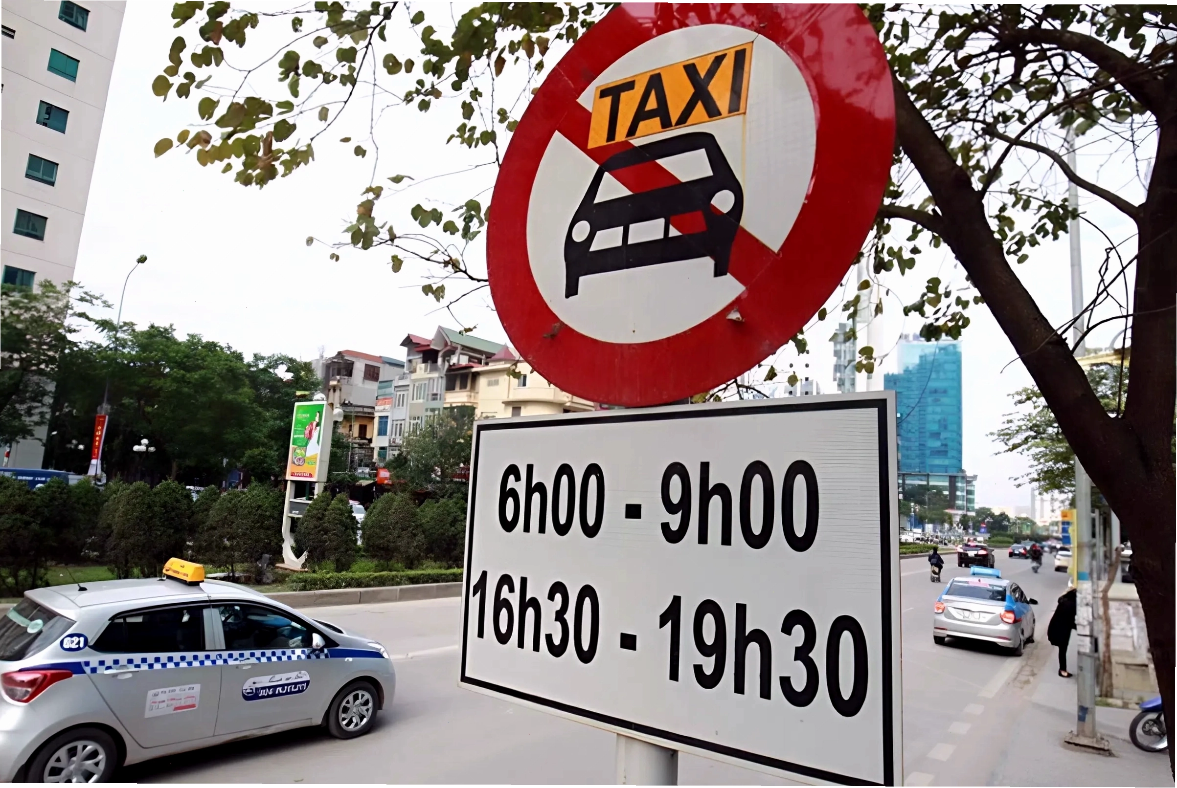 Biển cấm rẽ trái