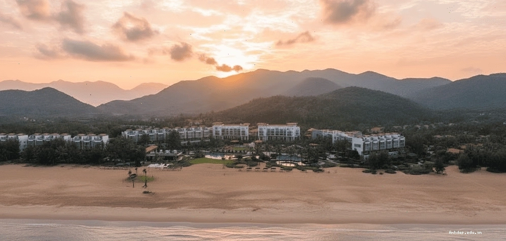Biển Lăng Cô vẫn giữ được nét hoang sơ với những bờ biển dài, yên tĩnh