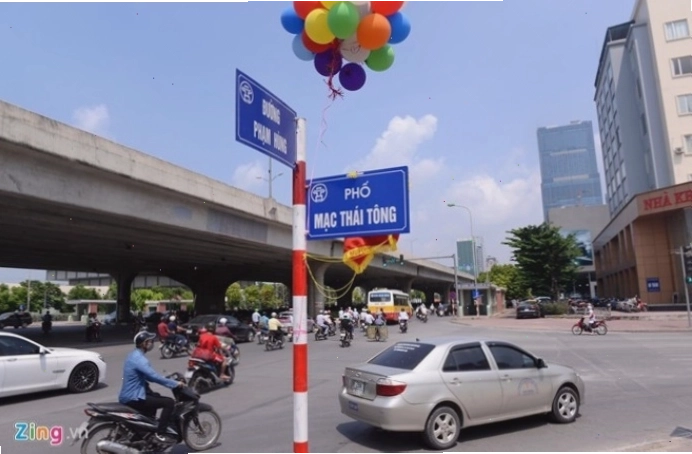 Biển tên đường phố được lắp đặt tại các giao lộ quan trọng