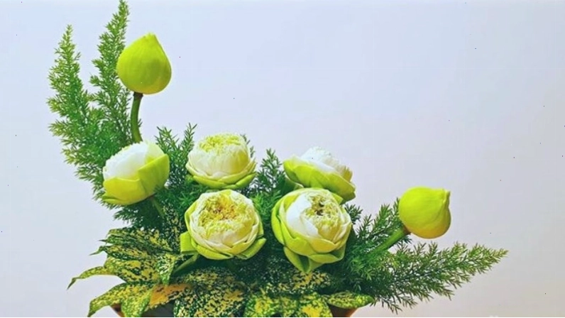 Bình hoa giả cắm theo dáng lưỡi liềm mềm mại, uyển chuyển