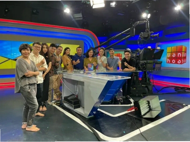 BTV Kiều Trinh tại hậu trường ghi hình VTV