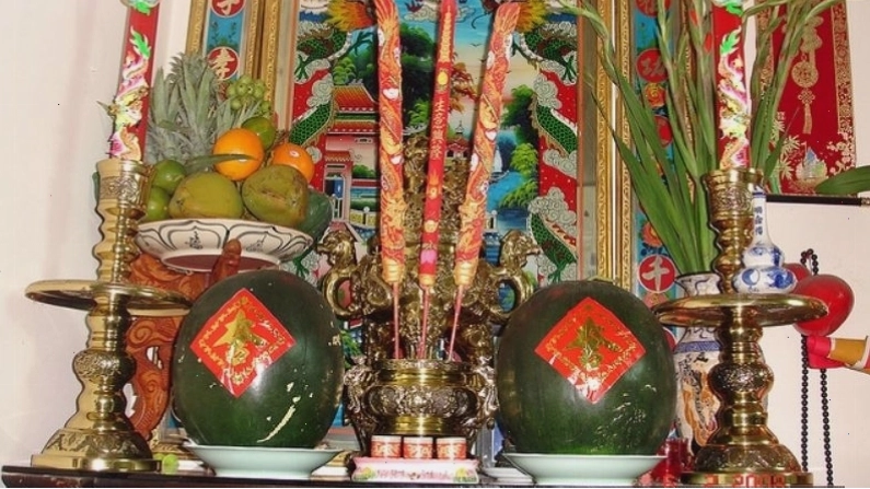 Cách đặt hai lọ hoa trên bàn thờ chuẩn phong thủy