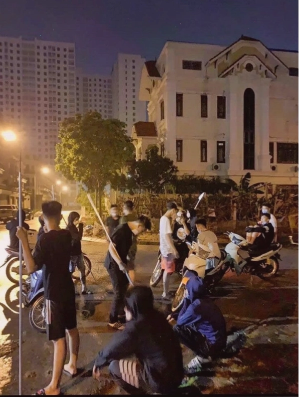 Cận cảnh gương mặt biểu cảm của người cầm phóng lợn