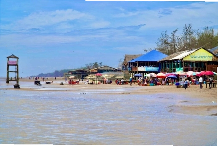 Cảnh biển Ngọc Thạnh Phú với hàng dừa xanh rì rào