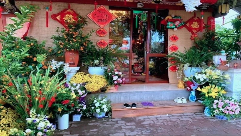 Cảnh đông đúc tại Miếu Cô Bé Mai Hoa vào ngày lễ