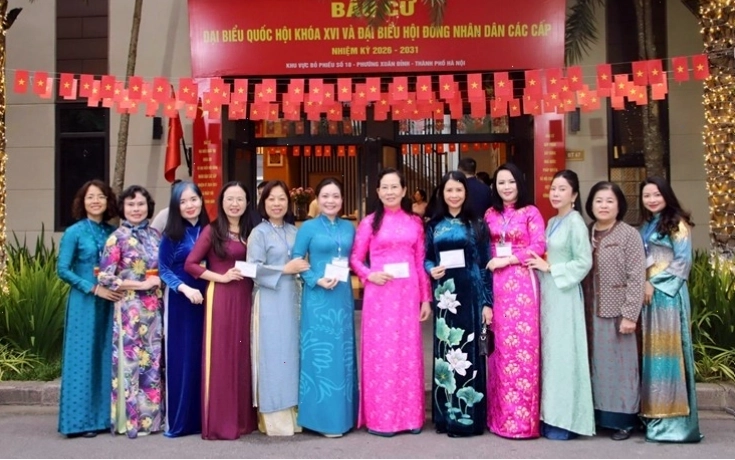 Cảnh quan khô cằn xung quanh Biển Chết
