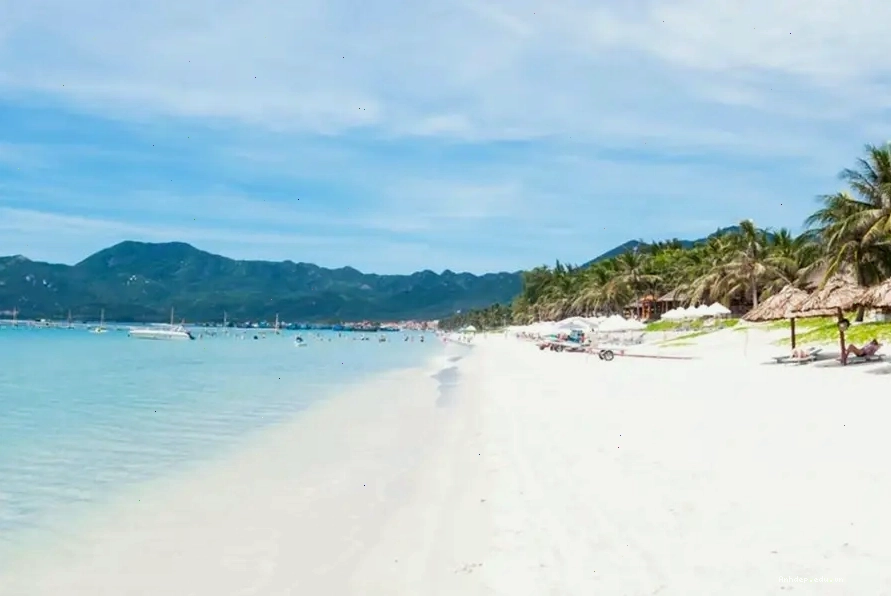 Cảnh quan thiên nhiên tươi đẹp của một bãi biển ở Nha Trang