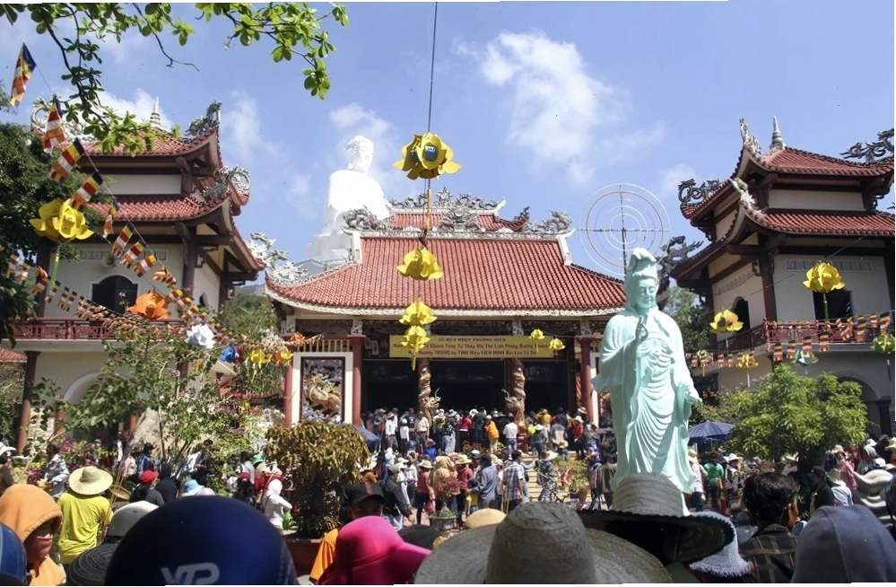 Cảnh quan thiên nhiên xung quanh Chùa Ông Núi