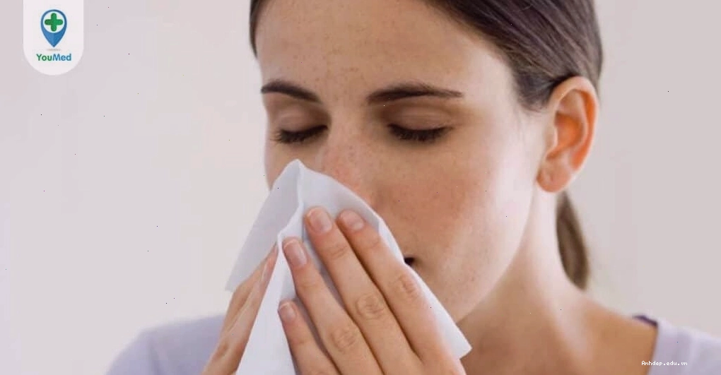 Chảy nước mũi trong là dấu hiệu phổ biến của cảm lạnh hoặc dị ứng