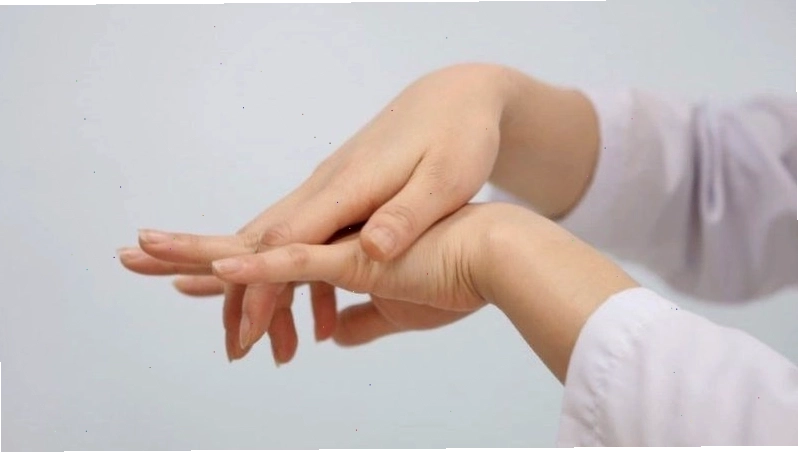 Chèn ép dây thần kinh trụ ở cổ tay gây tê đầu ngón tay