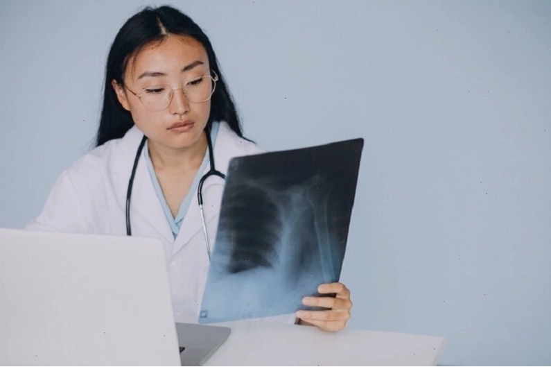 Chụp X-quang ngực giúp bác sĩ chẩn đoán nguyên nhân gây đau ngực giữa