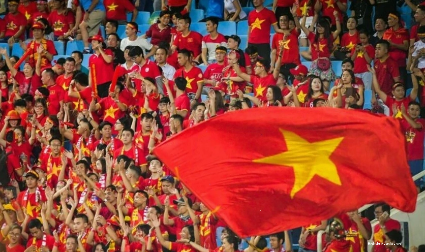 Cổ động viên thể thao Việt Nam giương cao cờ đỏ sao vàng