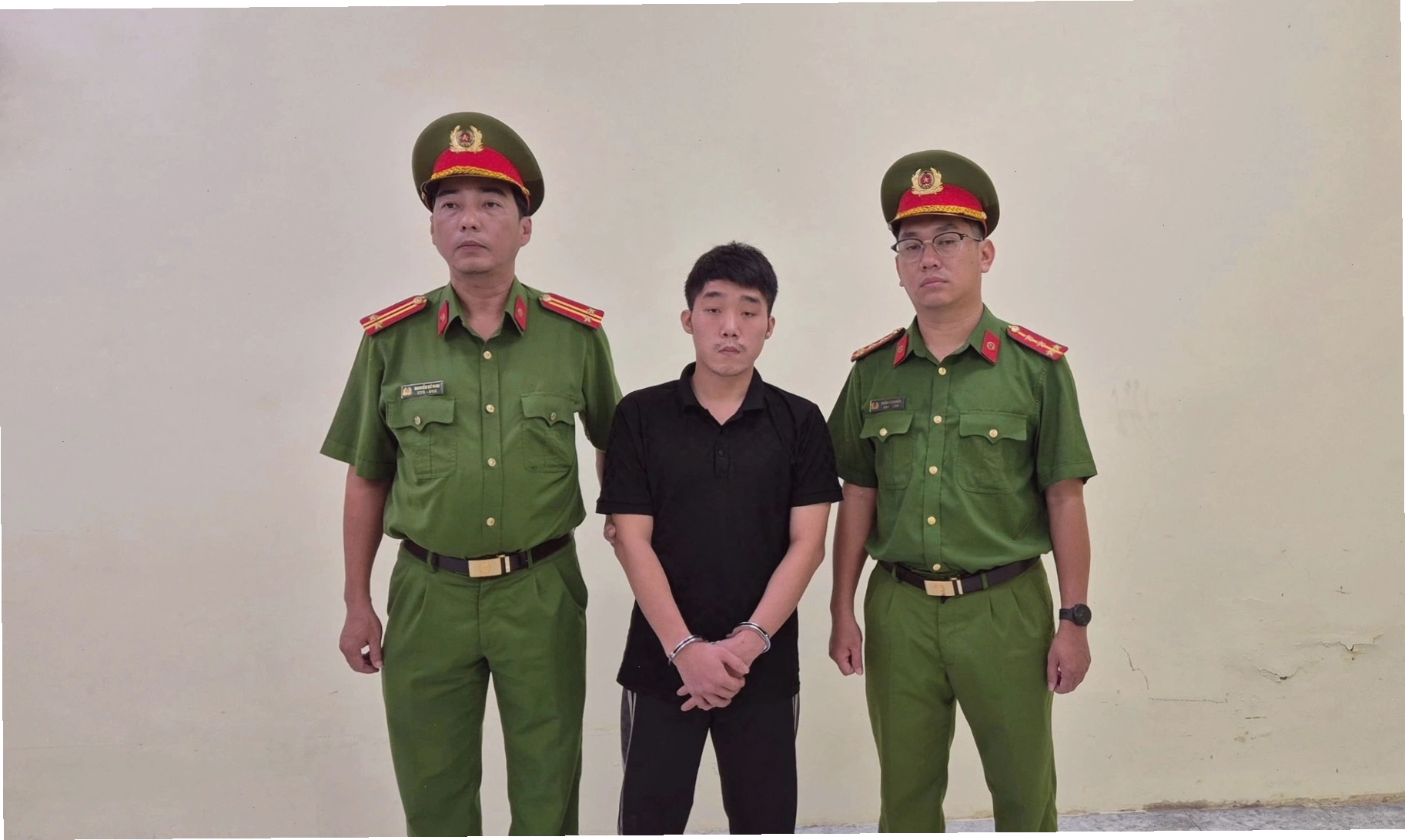 Cơ quan chức năng tống đạt quyết định khởi tố đối với các đối tượng vi phạm pháp luật