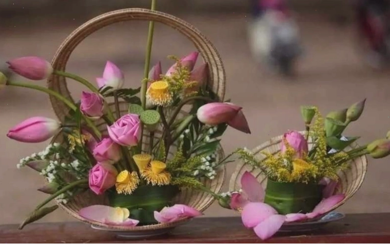 Có thể sử dụng gánh tre hoặc vật liệu tương tự để tăng thêm phần dân dã cho gánh hoa sen hồng.