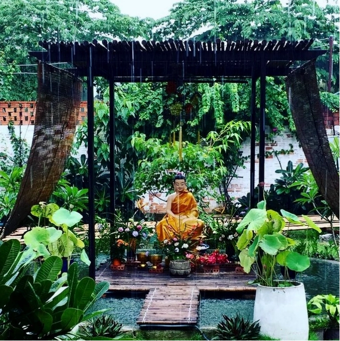 Cổng Tam Quan của một ngôi chùa trên Núi Dinh