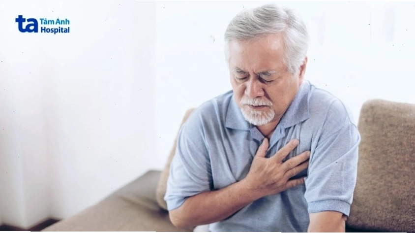 Đau ngực có thể là dấu hiệu bệnh mạch vành và các bệnh tim mạch