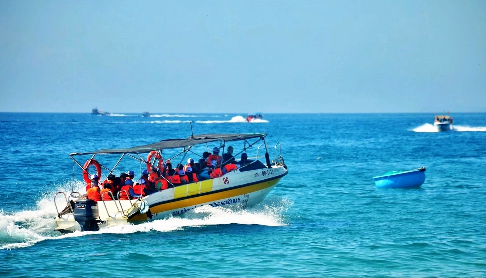 Di chuyển bằng cano ra đảo Kỳ Co từ Eo Gió