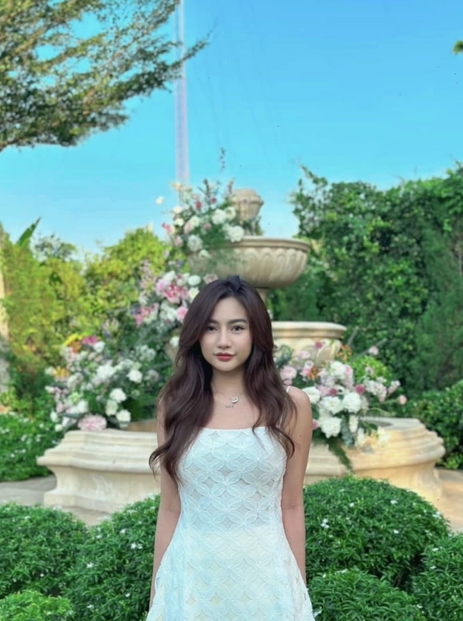 Diệp Lê trong một sự kiện cá nhân, khoe vẻ ngoài xinh đẹp và thần thái cuốn hút