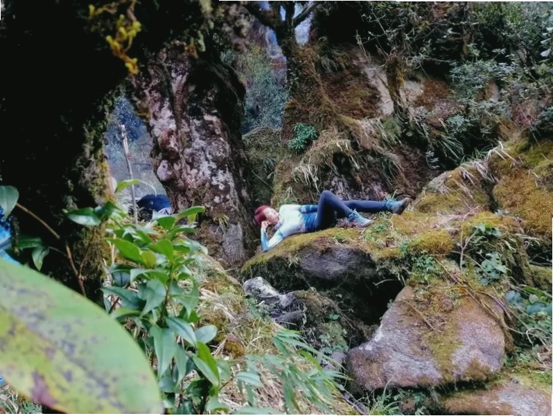 Đoàn trekking di chuyển trên con đường mòn dốc