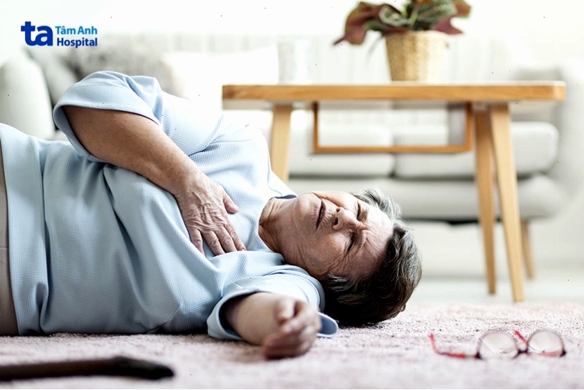 Dù ít gặp nhưng đau tức ngực giữa có thể là dấu hiệu cảnh báo cơn nhồi máu cơ tim