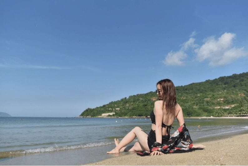 Du khách check-in với xích đu trên biển Tiên Sa