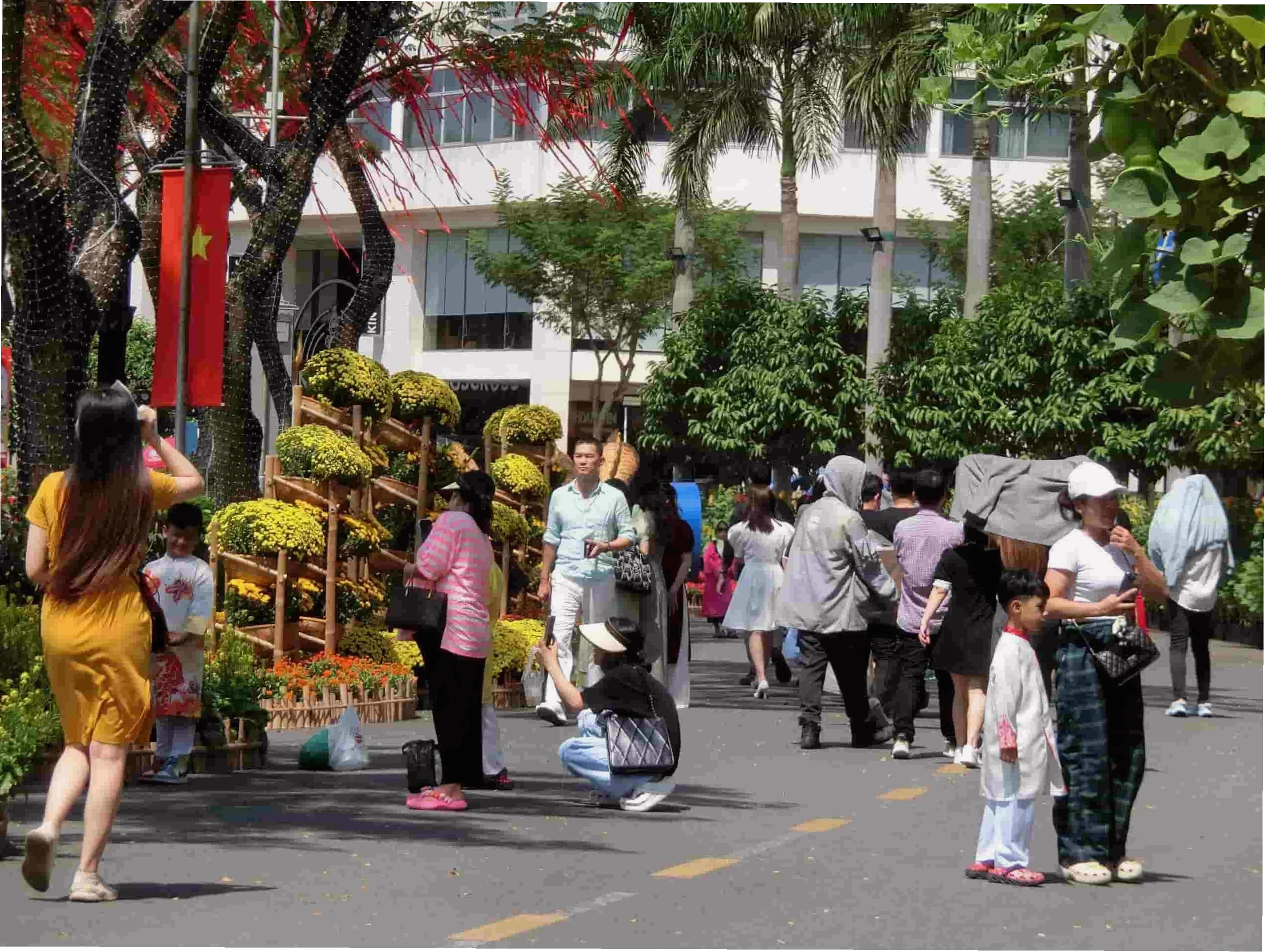 Du khách chụp ảnh kỷ niệm tại đường hoa Quận 7