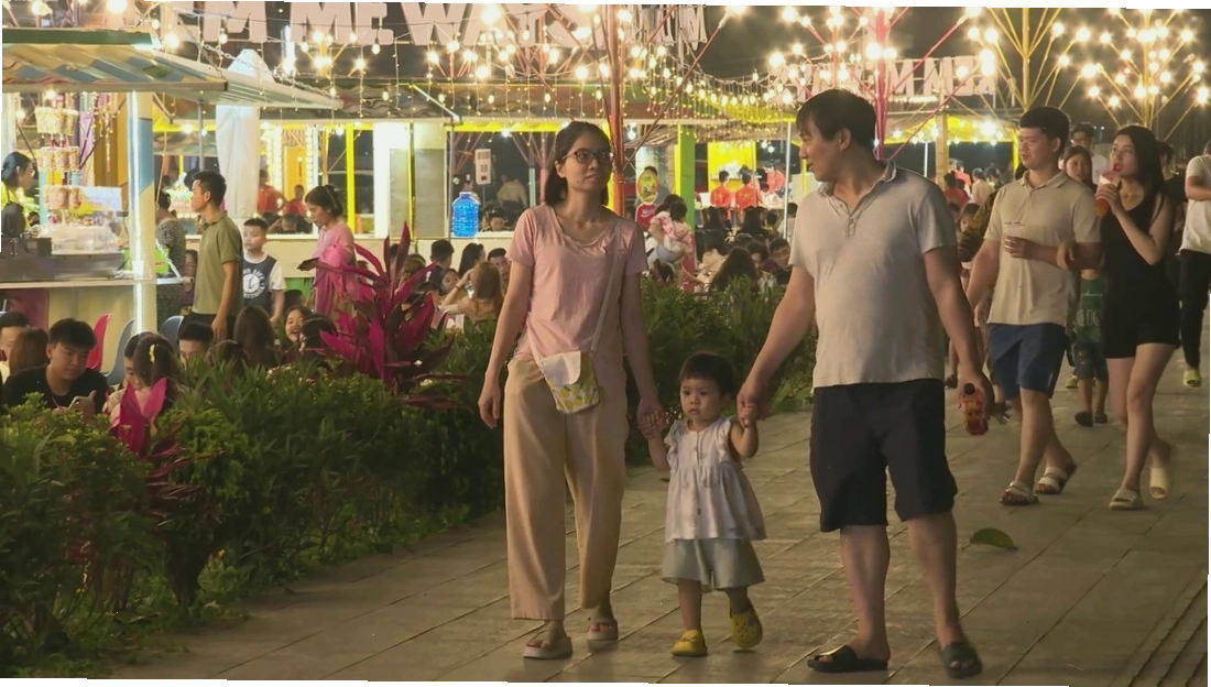 Du khách dạo bộ thư giãn trên quảng trường biển Sầm Sơn