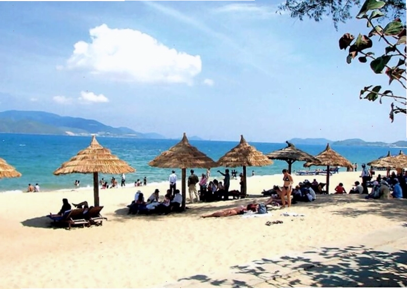 Du khách di chuyển dễ dàng đến bãi biển Non Nước bằng nhiều phương tiện khác nhau
