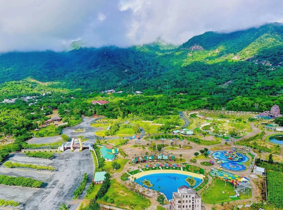 Du khách tham quan, chiêm bái tại Núi Cấm Châu Đốc