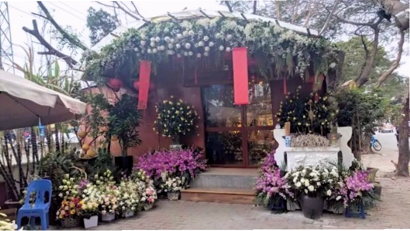 Du khách thực hiện nghi thức dâng hương tại Miếu Cô Bé Mai Hoa