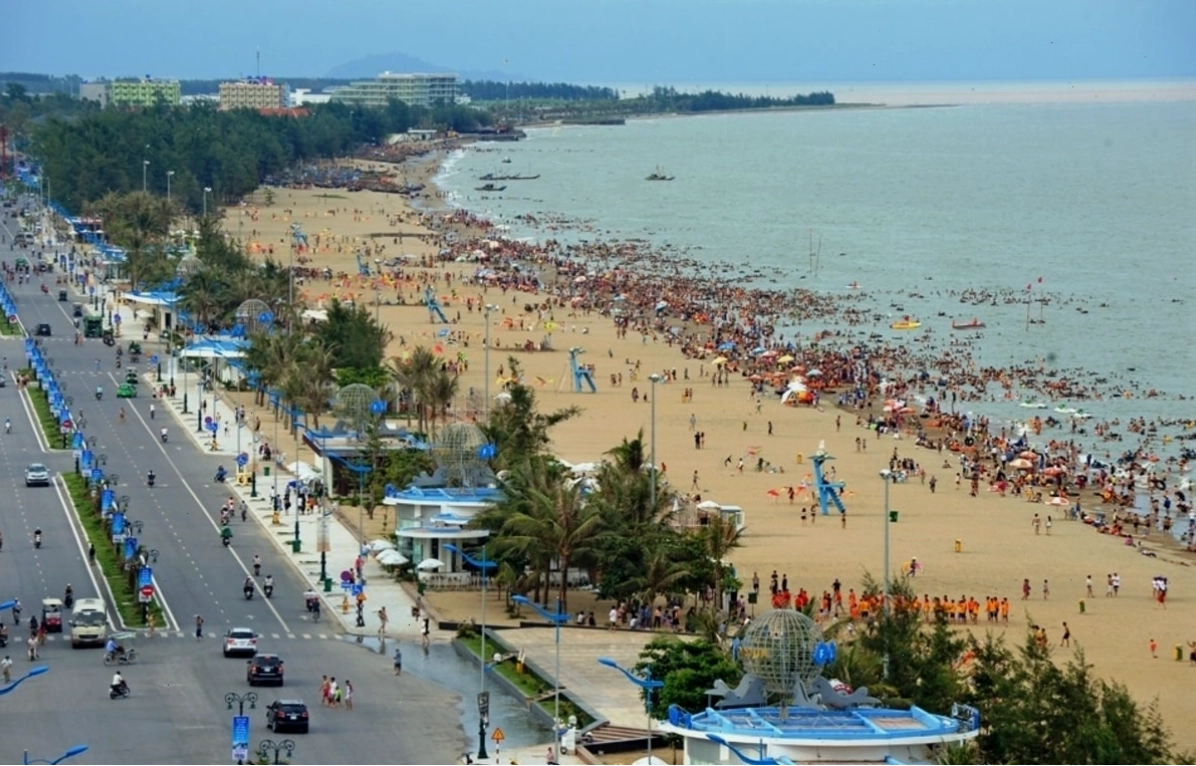 Du khách vui chơi tại biển Sầm Sơn, Thanh Hóa
