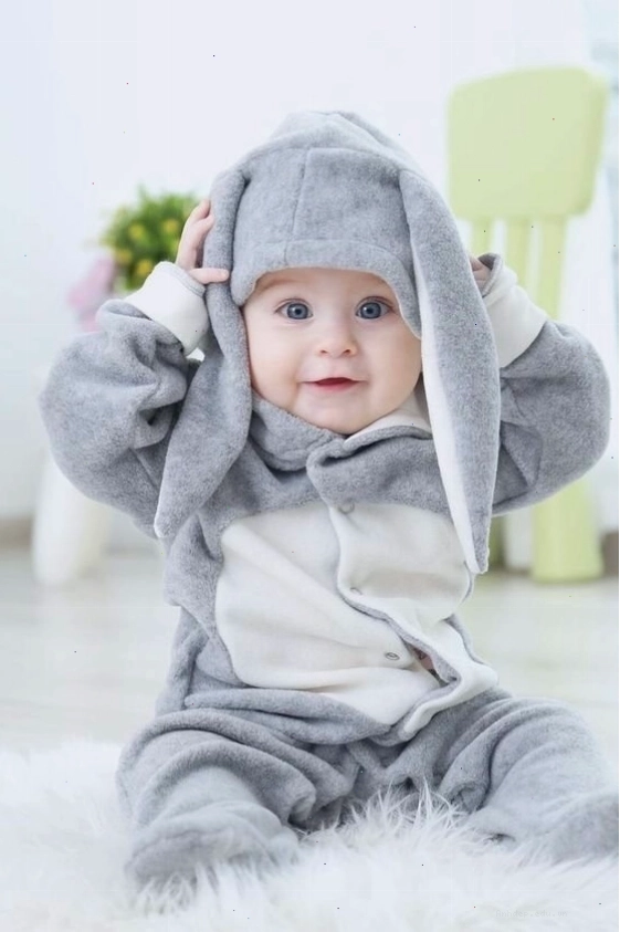 Em bé đang tập ăn với khuôn mặt lấm lem thức ăn