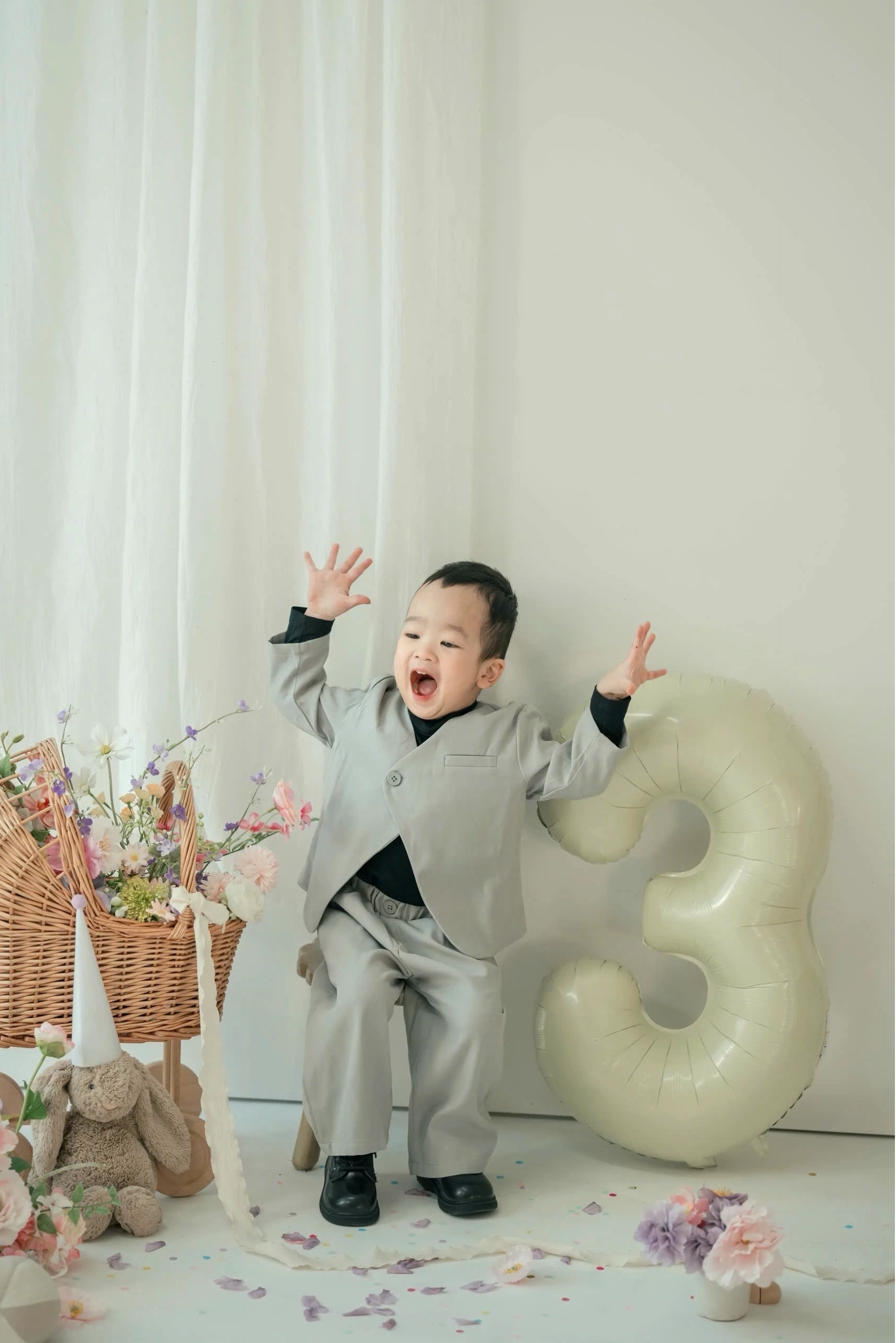 Em bé Danh Hưng với biểu cảm 