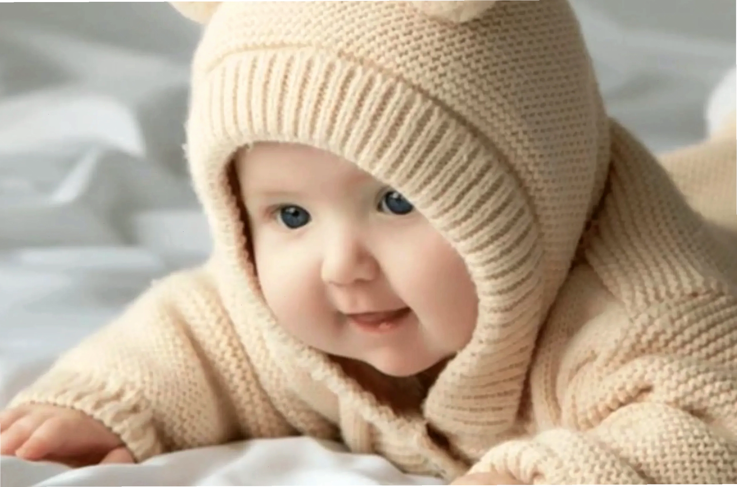 Em bé dễ thương với ánh mắt ngây thơ và nụ cười ngọt ngào
