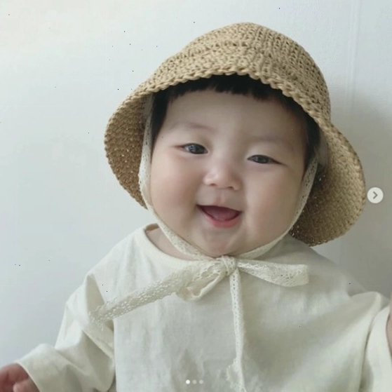 Em bé sơ sinh đang ngủ say giấc với vẻ mặt bình yên