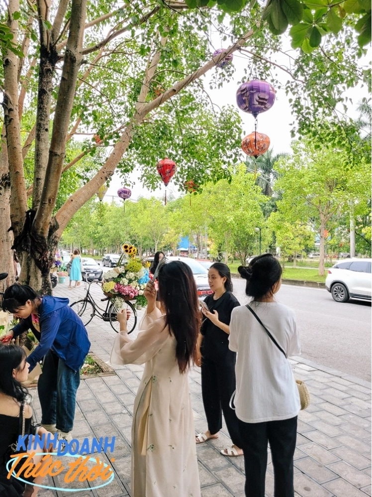 Gánh hoa mùa thu tại Hà Nội thu hút nhiều người chụp ảnh