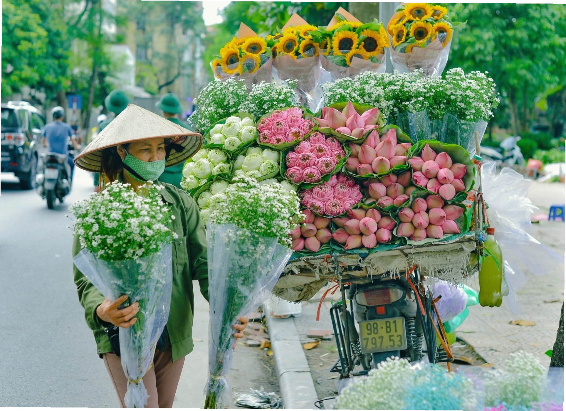 Gánh hoa trên đường phố Hà Nội