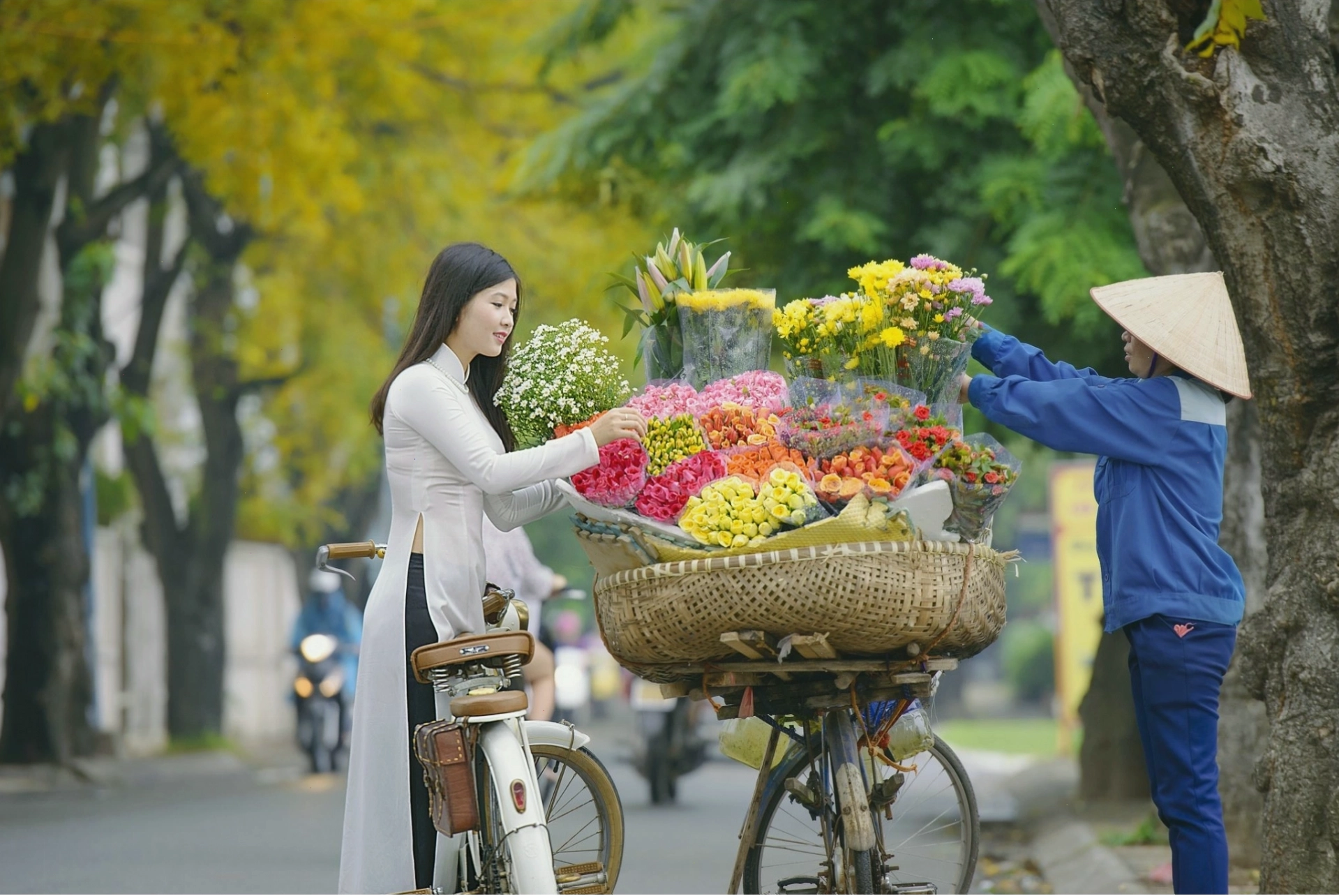 Gánh hoa và người bán hàng duyên dáng